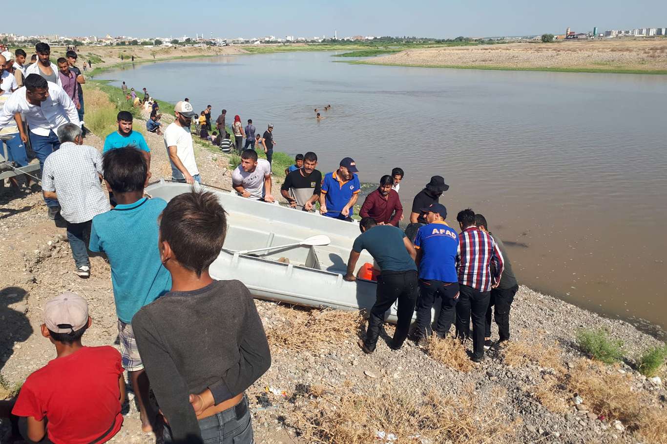 Dicle Nehrine giren 2 çocuk boğuldu